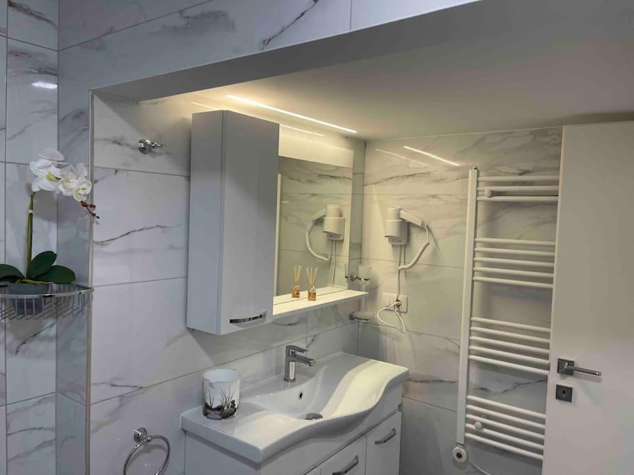 Lovely Apartment In Pogradec City With A Lake View Buitenkant foto