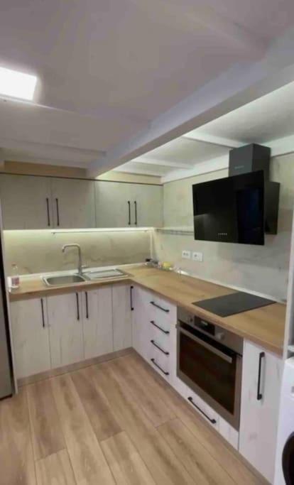 Lovely Apartment In Pogradec City With A Lake View Buitenkant foto