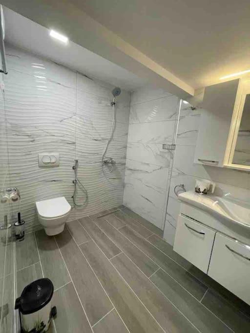 Lovely Apartment In Pogradec City With A Lake View Buitenkant foto